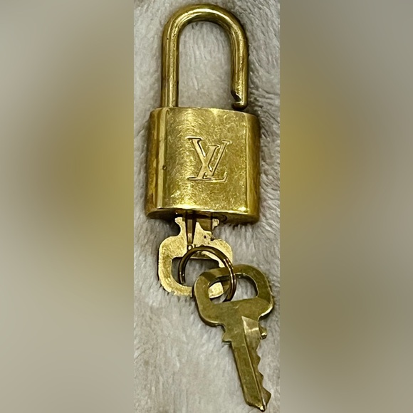 Louis Vuitton padlock and 2 keys - Picture 2 of 4